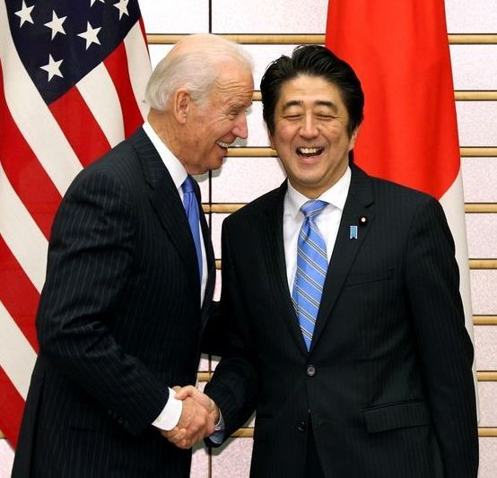 Phó Tổng thống Mỹ Joe Biden và Thủ tướng Nhật Bản Shinzo Abe chia sẻ mối quan ngại về ADIZ Bắc Kinh đơn phương tuyên bố áp đặt ở Hoa Đông, nhưng không công khai kêu gọi Trung Quốc hủy bỏ toàn bộ.