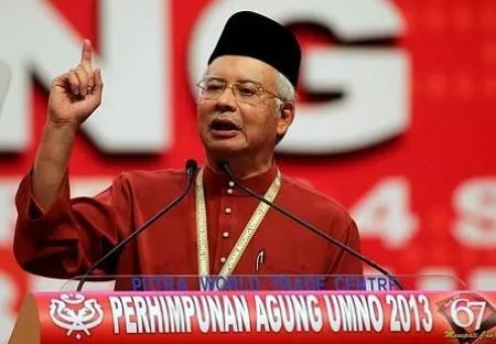Chủ tịch đảng UMNO Datuk Seri Najib Razak đọc báo cáo chính trị trong đại hội đảng cầm quyền Malaysia 2013. Hình minh họa.