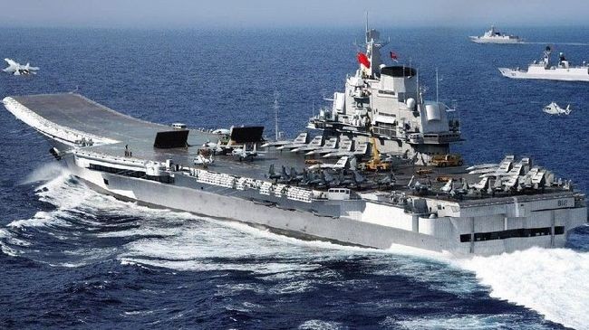 Cụm tàu sân bay Liêu Ninh, Trung Quốc đang diễu võ giương oai trên Biển Đông.
