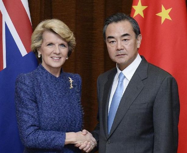 Ngoại trưởng Úc Julie Bishop và người đồng cấp Trung Quốc, Vương Nghị tại Bắc Kinh.