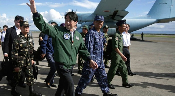 Bộ trưởng Quốc phòng Nhật Bản tới Tacloban, Philippines.
