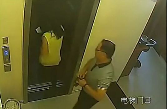 Trương Quân và người tình vào thang máy lên phòng nhà nghỉ bị camera ghi lại.