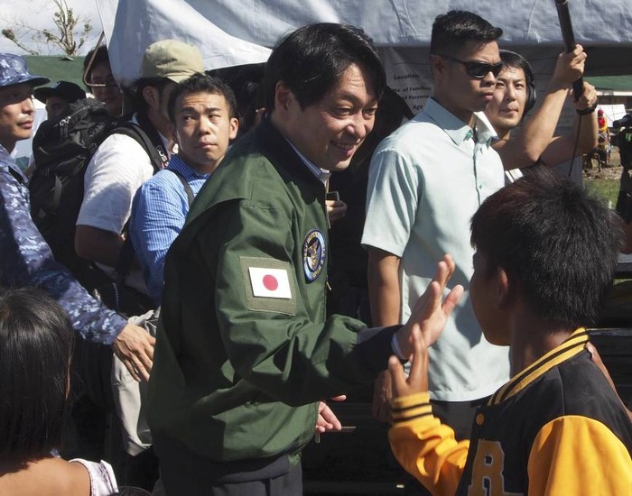 Bộ trưởng Quốc phòng Nhật Bản Itsunori Onodera thị sát hoạt động cứu trợ nạn nhân siêu bão Haiyan tại Philippines của Lực lượng Phòng vệ Nhật Bản, ông kêu gọi nỗ lực toàn cầu chống Trung Quốc đơn phương áp đặt ADIZ làm thay đổi hiện trạng các khu vực.