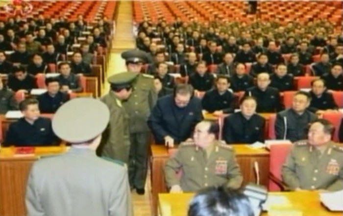 Cảnh vệ tiến tới chỗ ngồi của Jang Song-thaek yêu cầu ông đứng dậy.