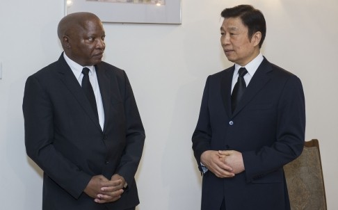 Ông Lý Nguyên Triều (phải) tới đại sứ quán Nam Phi chia buồn về sự ra đi của Nelson Mandela.