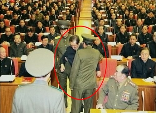 Hình ảnh Jang Song-thaek bị bắt ngay trong phiên họp Bộ Chính trị đảng Lao động Triều Tiên mở rộng mà Bình Nhưỡng công bố hôm qua.