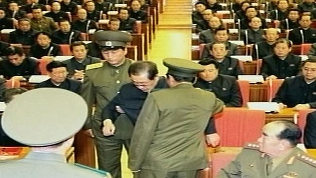 Jang Song-thaek bị lật đổ vì Kim Jong-un không muốn có nhân vật số 2? Cách thức loại bỏ Jang Song-thaek khiến dư luận bất ngờ khi ông bị làm nhục ngay tại cuộc họp Bộ Chính trị mở rộng.