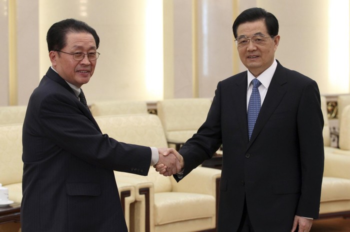 Jang Song-thaek gặp ông Hồ Cẩm Đào trong chuyến thăm Trung Quốc năm ngoái.