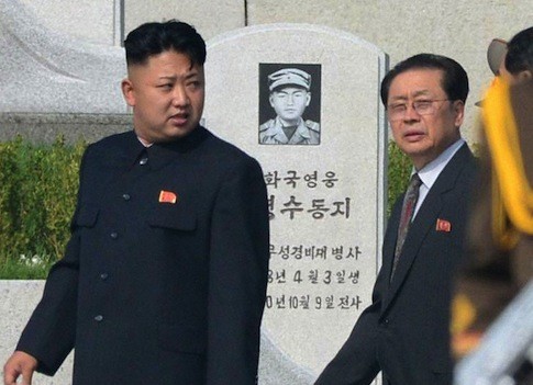 Kim Jong-un và Jang Song-thaek trong một lần cùng xuất hiện công khai gần đây khi viếng mộ các thủy thủ hải quân Triều Tiên thiệt mạng do chìm chiến hạm trong lúc tập trận.