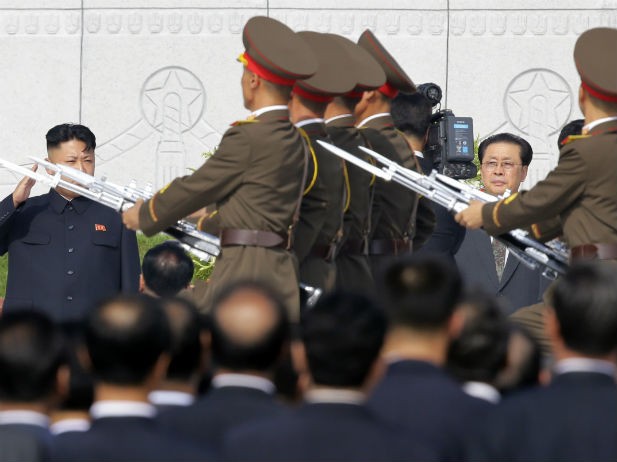 Nhà lãnh đạo Kim Jong-un và ông Jang Song-thaek trong một buổi lễ duyệt binh tại Bình Nhưỡng.