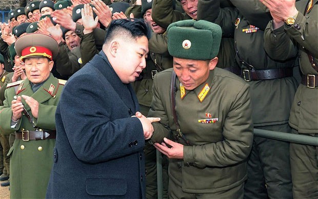 Bức ảnh Kim Jong-un thị sát một đơn vị quân đội có Jang Song-thaek tháp tùng, nhưng đã bị xóa.