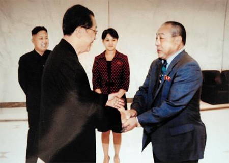 Kenji Fujimoto bắt tay Jang Song-thaek trong buổi tiệc vợ chồng Kim Jong-un chiêu đãi ông khi ông trở lại thăm Bắc Triều Tiên.