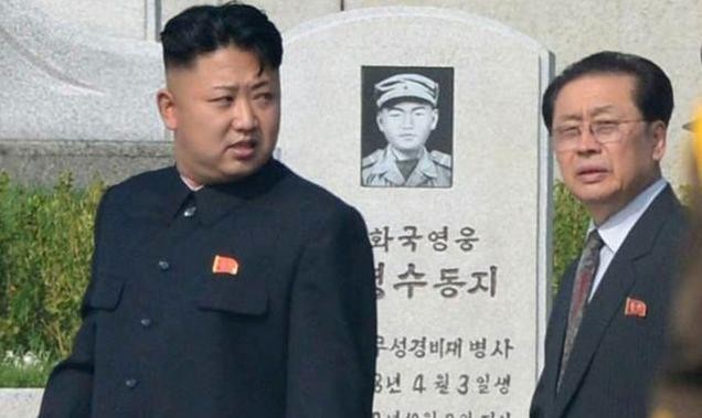 Kim Jong-un và Jang Song-thaek trong một hoạt động công khai.