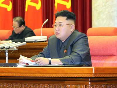 Nhà lãnh đạo Bắc Triều Tiên Kim Jong-un trong phiên họp Bộ Chính trị mở rộng tuyên bố cách mọi chức vụ, khai trừ đảng và bắt tại trận Jang Song-thaek.