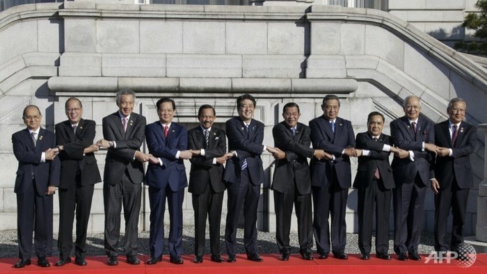 Các nhà lãnh đạo Nhật Bản - ASEAN chụp ảnh lưu niệm sau hội nghị thượng đỉnh.