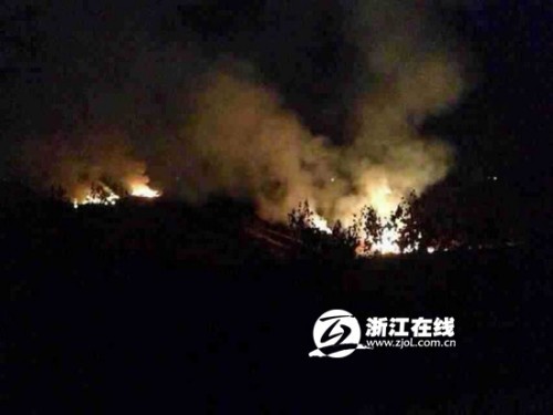 Hiện trường vụ rơi máy bay tiêm kích J-8 Trung Quốc đã bị phong tỏa ngay sau đó.