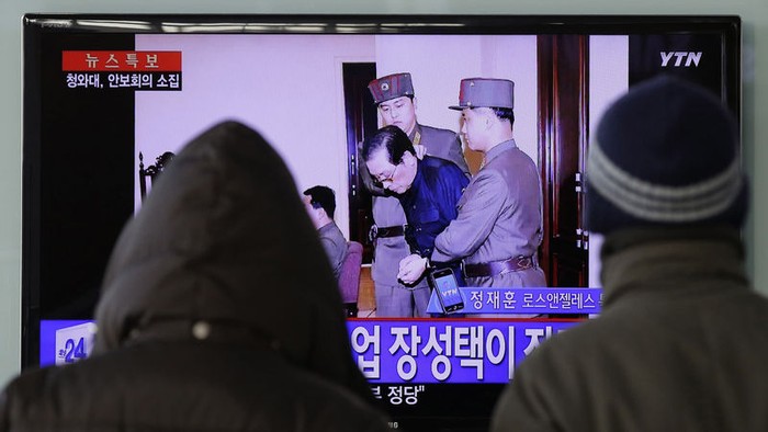 Dân Hàn Quốc theo dõi thông tin vụ Jang Song-thaek bị tử hình.