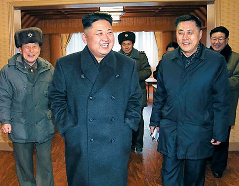 Nhà lãnh đạo Kim Jong-un thị sát khu trượt tuyết cao cấp sau khi xử tử Jang Song-thaek. Bên phải là Phó Trưởng ban Kinh tế tài chính trung ương, ngoài cùng bên phải là Hwang Byong-so, Phó Trưởng ban Tổ chức trung ương, nhân vật được cho là tác giả kịch bản lật đổ Jang Song-thaek.