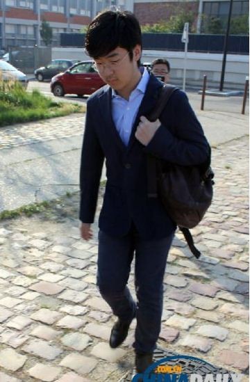 Kim Han-sol không trả lời câu hỏi của cánh phóng viên, lặng lẽ rảo bước về phía trước.