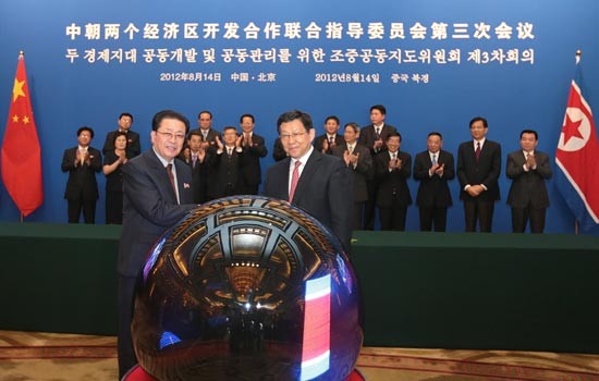 Jang Song-thaek và một quan chức Trung Quốc nhấn nút khởi công đặc khu kinh tế liên hợp.