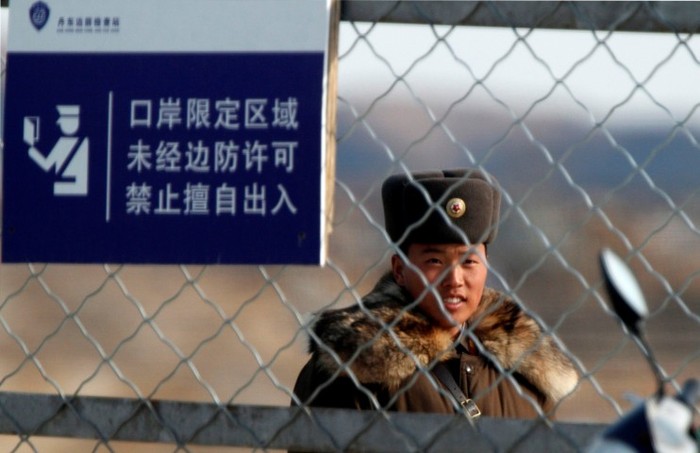 Một người lính Triều Tiên gác biên giới với Trung Quốc trên đảo Hwanggumpyong.