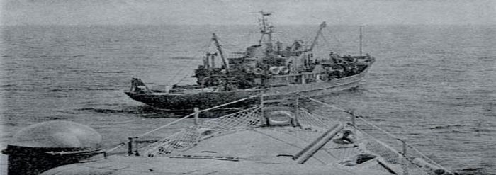 Tàu Trung Quốc cắt mũi tàu Việt Nam Cộng hòa bất chấp mọi quy định hàng hải quốc tế.