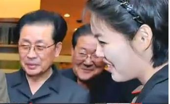Từ trái qua, Jang Song-thaek, Paek Se-bong và vợ Kim Jong-un.