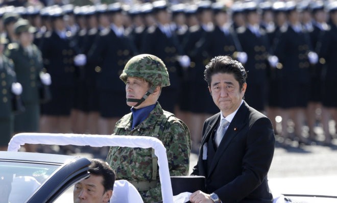 Thủ tướng Nhật Bản Shinzo Abe duyệt đội danh dự Lực lượng Phòng vệ Nhật Bản.