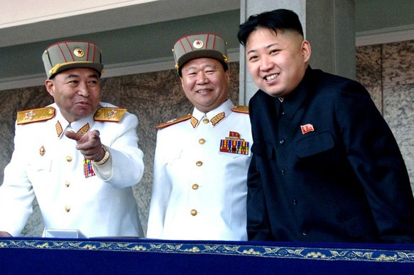 Từ trái qua: Cựu Tổng tham mưu trưởng Ri Yong-ho, Choe Ryong-hae và Kim Jong-un.