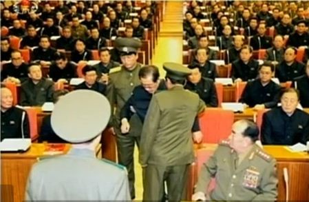 Bức ảnh Jang Song-thaek bị bắt ngay tại phiên họp Bộ Chính trị hôm 8/12 được cho là "dàn dựng".