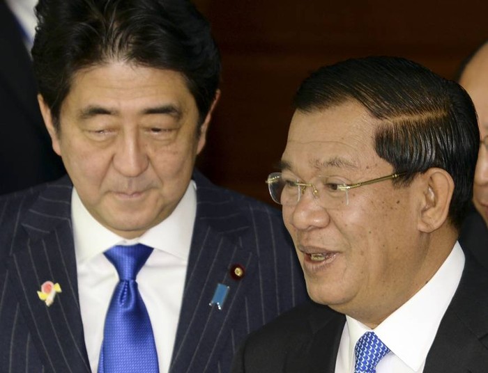 Shinzo Abe và Hun Sen.
