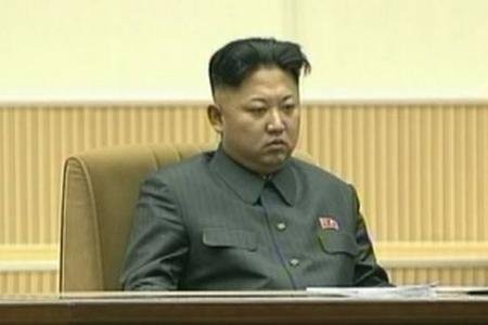 Vẻ mặt thất thần, hoảng hốt chưa từng thấy của ông Kim Jong-un trong ngày giỗ bố dấy lên nhiều đồn đoán trong dư luận.