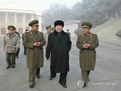 Nhà lãnh đạo Kim Jong-un thị sát quân đội đêm Giáng sinh và kêu gọi sẵn sàng chiến đấu, một cuộc chiến tranh không báo trước.