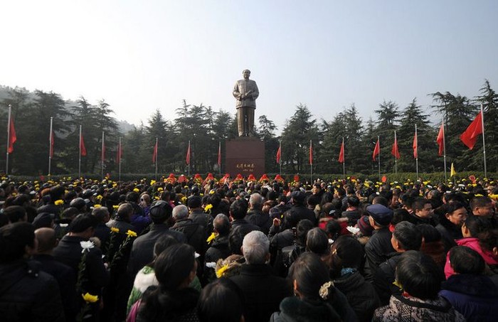 Người dân Hồ Nam viếng tượng đài Mao Trạch Đông.