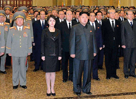 Vợ chồng nhà lãnh đạo Kim Jong-un và các quan chức cấp cao viếng lăng Kumsusan sau vụ lật đổ Jang Song-thaek.