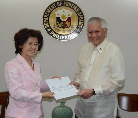 Ngoại trưởng Philippines trao 200 ngàn USD ủng hộ nạn nhân động đất tại Trung Quốc cho bà Đại sứ Mã Khắc Khanh.