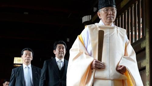 Truyền thông Nhật Bản cho rằng Mỹ đã nhiều lần vận động ngăn cản ông Shinzo Abe viếng đền Yasukuni nhưng không thành.