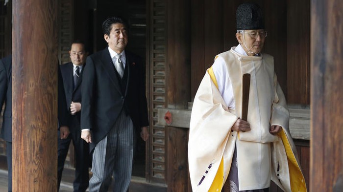 Thủ tướng Nhật Bản Shinzo Abe thăm đền Yasukuni.