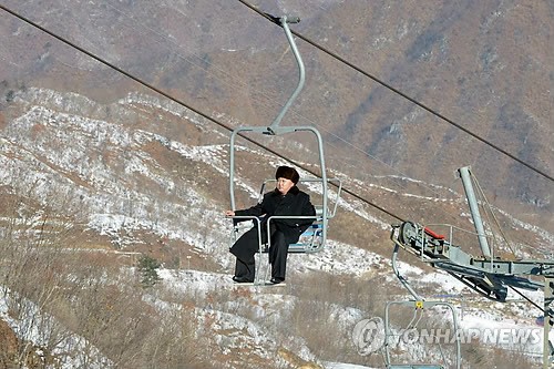 Nhà lãnh đạo Kim Jong-un "cưỡi" cáp treo thăm quan đèo Masik.