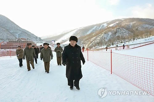 Kim Jong-un và đoàn tùy tùng thị sát khu nghỉ dưỡng - trượt tuyết Masik sau khi hoàn thành.