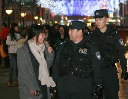 Mùng 1 tết 2014, ông Bác Chính Hoa giắt súng tuần tra đường phố Bắc Kinh.