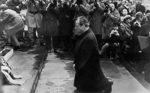 Lãnh đạo Tây Đức Brandt quỳ gối trước tượng đài các nạn nhân của chủ nghĩa phát xít Đức ở Ba Lan.