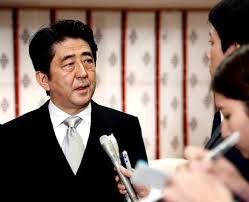 Thủ tướng Nhật Bản Shinzo Abe trả lời báo chí.