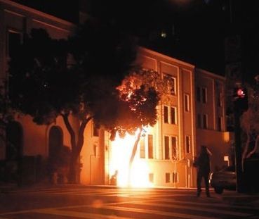 Tòa lãnh sự quán Trung Quốc tại San Francisco, Mỹ bị phóng hỏa.