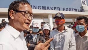 Sam Rainsy gặp gỡ người biểu tình Campuchia. Bất chấp giấy gọi thẩm vấn của tòa án, ông vẫn kêu gọi người Campuchia biểu tình.
