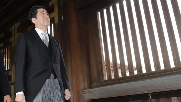 Thủ tướng Nhật Bản Shinzo Abe viếng đền Yasukuni tạo cớ cho Bắc Kinh khoét sâu mâu thuẫn Nhật - Hàn, làm chậm quá trình chuyển trục chiến lược của Washington sang châu Á - Thái Bình Dương.