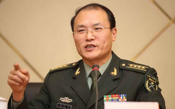 Công Phương Bân, học giả Trung Quốc lon Đại tá quân đội.