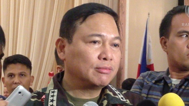 Tổng Tham mưu trưởng Philippines Bautista trong vòng vây của báo chí.