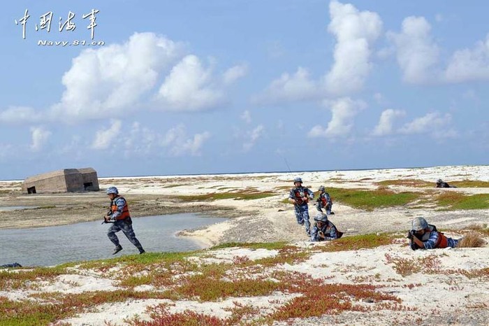 Lính Trung Quốc diễn tập đổ bộ lên một đảo không người Trung Quốc chiếm đóng bất hợp pháp ở Biển Đông hồi tháng Ba, tháng Tư năm ngoái.