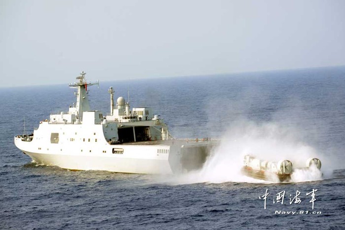 Tàu đổ bộ Tỉnh Cương Sơn tập trận bất hợp pháp trên Biển Đông làm gia tăng căng thẳng hồi tháng Ba, tháng Tư năm ngoái.